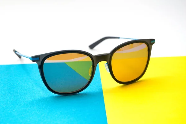 Konzeptionell Elegante Sonnenbrille Auf Blauem Gelbem Und Weißem Hintergrund Sommeraccessoires — Stockfoto
