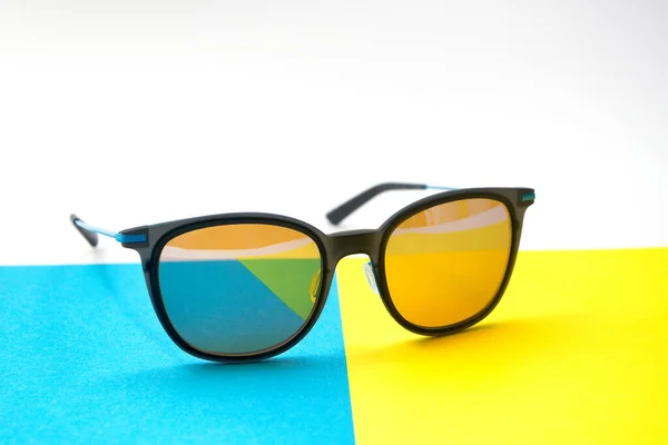 Konzeptionell Elegante Sonnenbrille Auf Blauem Gelbem Und Weißem Hintergrund Sommeraccessoires — Stockfoto