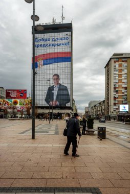 Niş, Sırbistan - 26 Aralık 2021: Nis şehir merkezi, az sayıda Noel süslemesi, kurtarıcılar için bir anıt ve görevdeki Sırbistan cumhurbaşkanını karşılayan dev bir reklam panosu