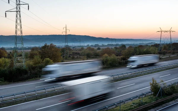 Hoge Snelheid Wazig Verkeer Met Delivery Trucks Passeren Beide Richtingen — Stockfoto