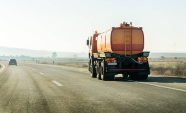 Turuncu Tank Kamyonu mavi gündoğumu gökyüzünün altında bir otoyolda