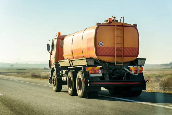 Orangefarbener Tankwagen Auf Einer Autobahn Unter Blauem Sonnenaufgang — Stockfoto