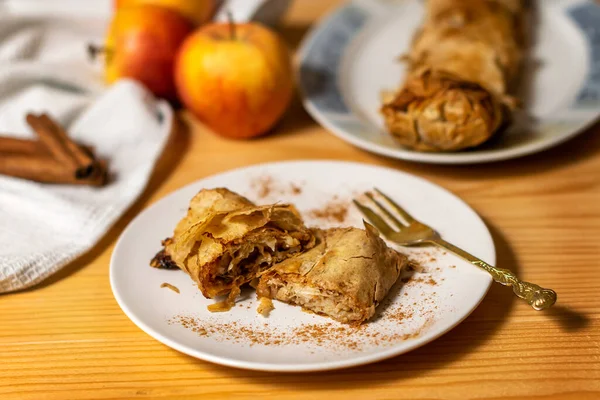 Rolo Torta Maçã Fresca Assada Caseira Com Uma Fatia Apetitosa — Fotografia de Stock