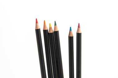 Beyaz arkaplanda, kırpma yolu da dahil olmak üzere altı renkli kalem.