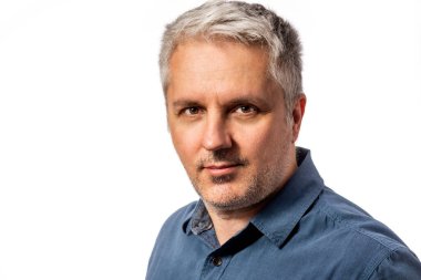 Sakallı orta yaşlı adam düşünceli kameraya beyaz stüdyo arka plan üzerinde kopya alanı ile arayan bir baş ve omuzlar portresi