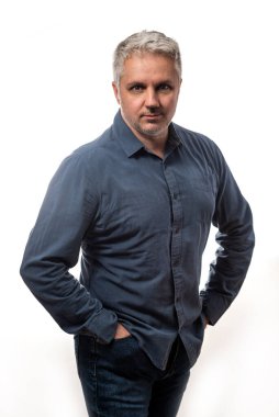 Sakallı, orta yaşlı bir adamın portresi özenle beyaz bir stüdyonun arka planında fotokopi odasına bakıyor.