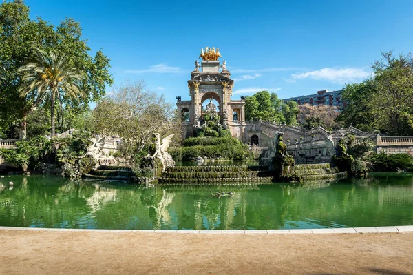 Parc de la Ciutadella - Barcelona, Katalonya, İspanya 'da ünlü bir çeşme. Cascada del Parc de la Ciutadella - Antoni Gaudi 'nin ilk çalışmaları