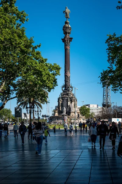 Barselona, İspanya. 24 Nisan 2022. Barcelona 'daki Kolomb Anıtı manzaralı ünlü La Rambla Caddesi