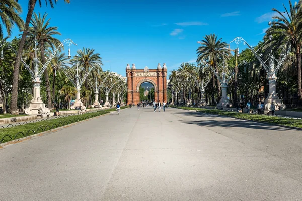 İspanya - 25 Nisan 2022: Zafer Takı, Zafer Takı, 1888 'de Dünya Sergisi' ne girdi. Josep Vilaseca ve Casanovas tarafından Neo Mudear tarzında yapılmış kırmızı tuğla..