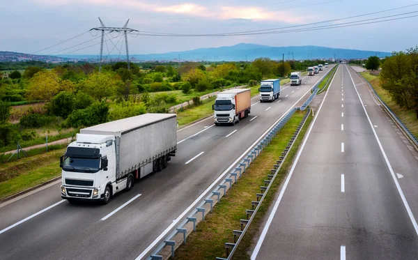 Μεγάλη Φάλαγγα Φορτηγών Μια Εθνική Οδό Caravan Νηοπομπή Φορτηγών Μεταφοράς — Φωτογραφία Αρχείου