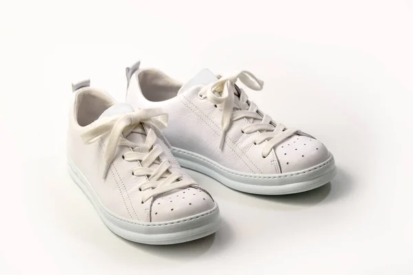 Een Paar Stylis Nieuwe Witte Sneakers Een Witte Achtergrond Horizontaal — Stockfoto