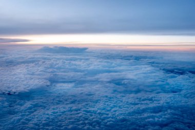 Beyaz kümülüs bulutları açık mavi gökyüzü arka planında kapalı, bulutlu arka plan, yumuşak bulut dokusu, güzel güneşli bulut manzarası cenneti, ozon tabakası illüstrasyonu, manzara bulutlu hava, kopyalama alanı