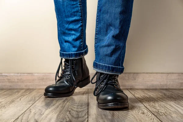 Muž Černých Kožených Botách Džínách Dřevěné Podlaze — Stock fotografie