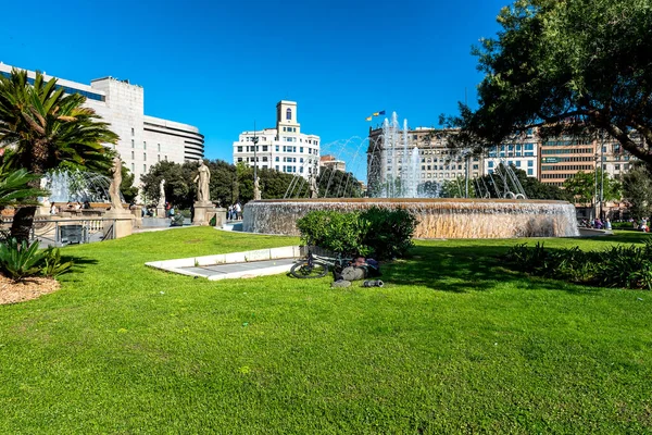 Barselona, İspanya - 24 Nisan 2022: Barcelona Katalonya Meydanı (Placa de Catalunya)