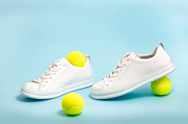 青の背景に新しいブランドの空想的な白いテニスシューズ青の背景に新しいブランドのスニーカーやトレーナー 男子スポーツシューズ スポーツシューズのペア スペースのコピー — ストック写真