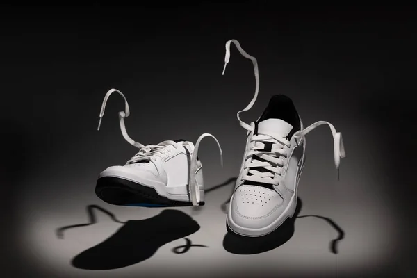 Havada Uçuşan Yeni Markasız Tenis Ayakkabıları Beyaz Arka Planda Stüdyo — Stok fotoğraf