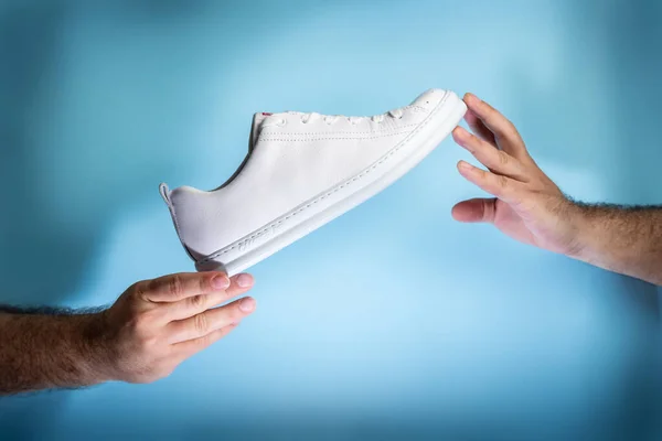 Belgrado Servië Mei 2022 Handen Met New Camper Sneakers Tennisschoenen — Stockfoto