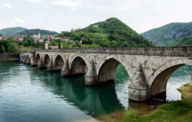 Bosna-Hersek 'in Višegrad kentindeki Osmanlı Mehmet Paşa Sokoloviç Köprüsü, Bosna-Hersek' in Drina Nehri 'ne yansıdı..
