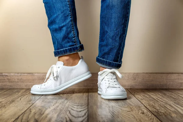 Homem Stylis New White Sneakers Jeans Piso Parquet Casa — Fotografia de Stock