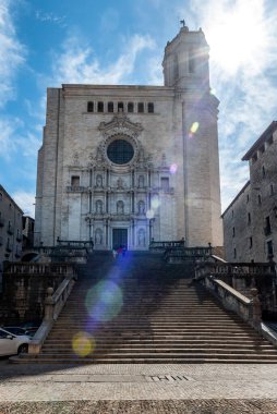 Girona, Katalonya, İspanya 'daki Aziz Mary Katedrali' nin Barok binasına doğru etkileyici bir merdiven.
