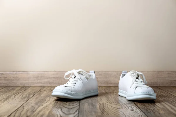 Par Stylis New White Sneakers Piso Parquet Madeira Imagem Horizontal — Fotografia de Stock