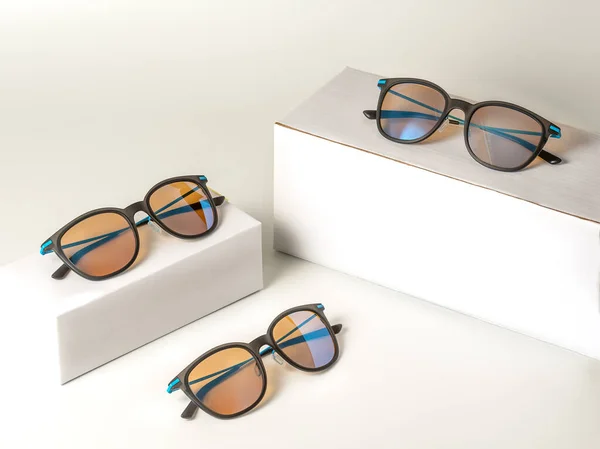 Elegantes Gafas Sol Conceptuales Aisladas Sobre Cajas Blancas Fondo Gafas —  Fotos de Stock