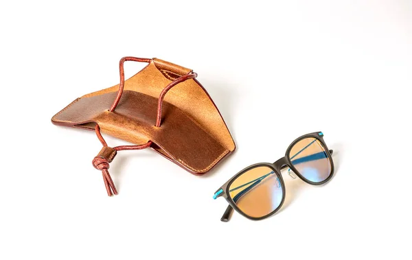 Braunes Lederetui Für Brillen Und Konzeptionell Elegante Sonnenbrillen Auf Weißem — Stockfoto