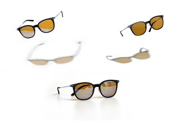 Konzeptionelle Elegante Sonnenbrille Isoliert Auf Weißem Hintergrund Sommeraccessoires Für Sonnenbrillen — Stockfoto