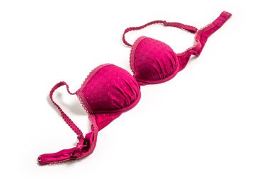Pembe - beyaz arkaplanda izole edilmiş mor kadın sütyeni