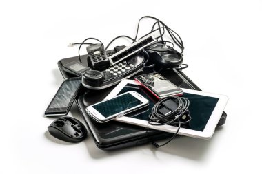 Elektronik atık geri dönüşüme hazır, beyaz arka planda izole edilmiş. Karışık elektronik atık yığını, eski bilgisayar parçaları, dizüstü bilgisayarlar, cep telefonları.