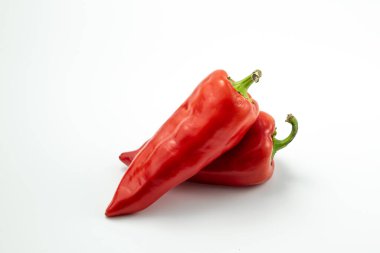 Beyaz arka planda izole edilmiş iki taze kırmızı biber.