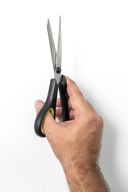 Adamın elinde eski bir makas. Beyaz arkaplanda izole