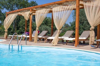 havuz kenarında koltukları