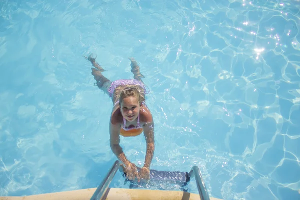 Búvárkodás a medencében lány — Stock Fotó