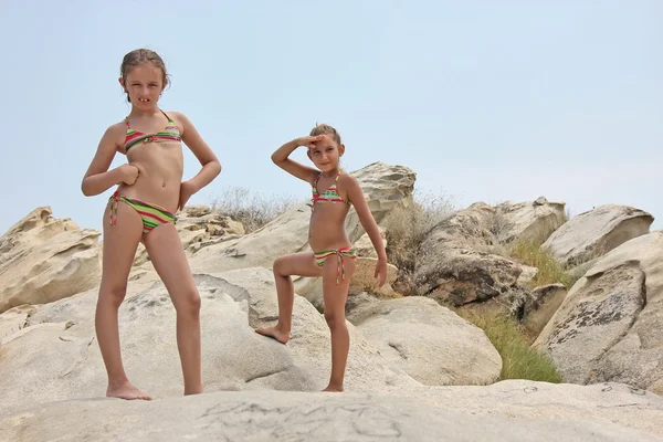 Meninas nas rochas — Fotografia de Stock
