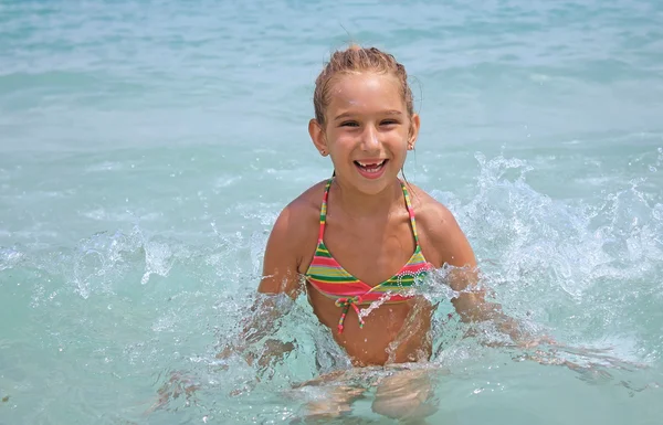 Girl in the sea — Stock Photo, Image