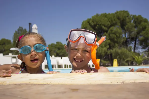 Meninas na piscina — Fotografia de Stock