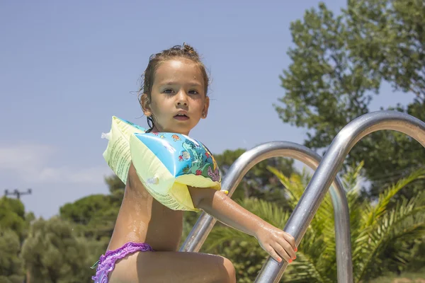 Bambina a bordo piscina — Foto Stock