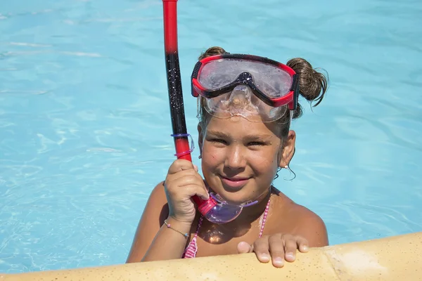 Flicka i poolen — Stockfoto