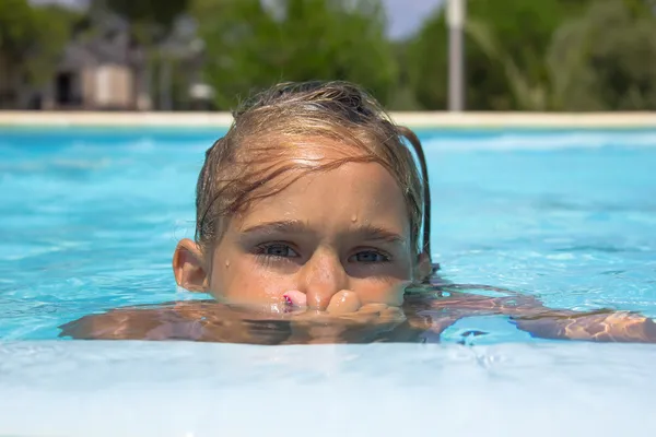 Meisje in het zwembad — Stockfoto