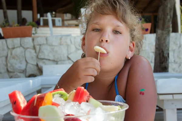 Ragazza mangiare macedonia di frutta — Foto Stock