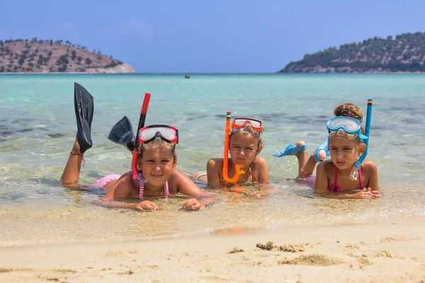 Kızlar denizde dalış ekipmanı ile — Stok fotoğraf