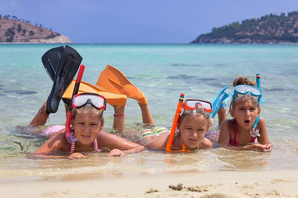 Girls with diving equipment on the sea — Stock Photo, Image