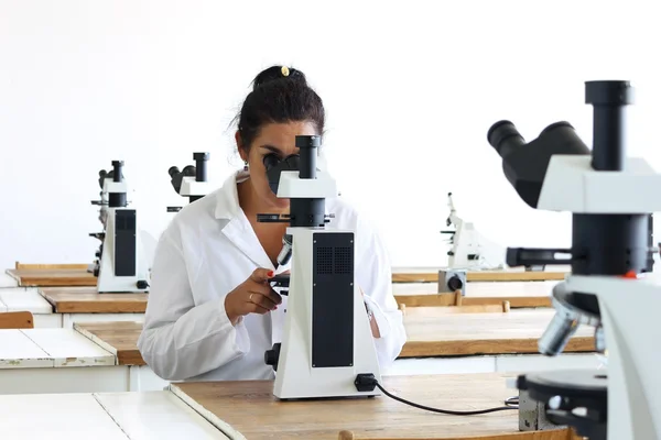 Vrouw in het laboratorium — Stockfoto