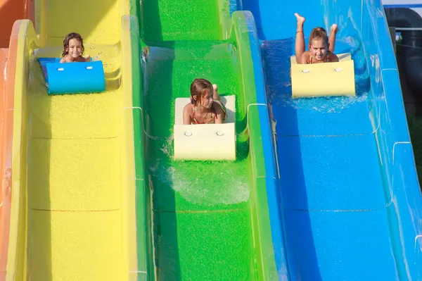 Meninas no parque aquático — Fotografia de Stock