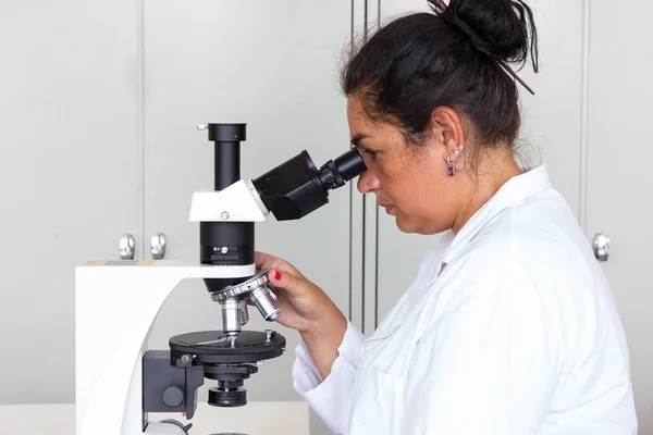 Mulher em laboratório — Fotografia de Stock