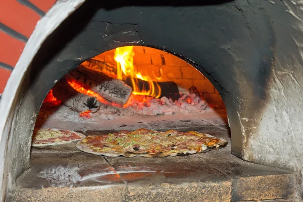 Pizza im Ofen — Stockfoto