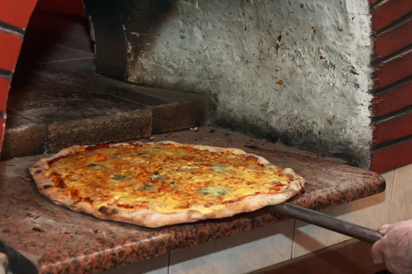 Şef pizza fırına koy. — Stok fotoğraf