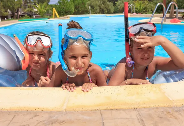 Yüzme havuzunda kızları — Stok fotoğraf