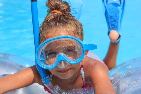 Ragazza con maschera subacquea in piscina — Foto Stock